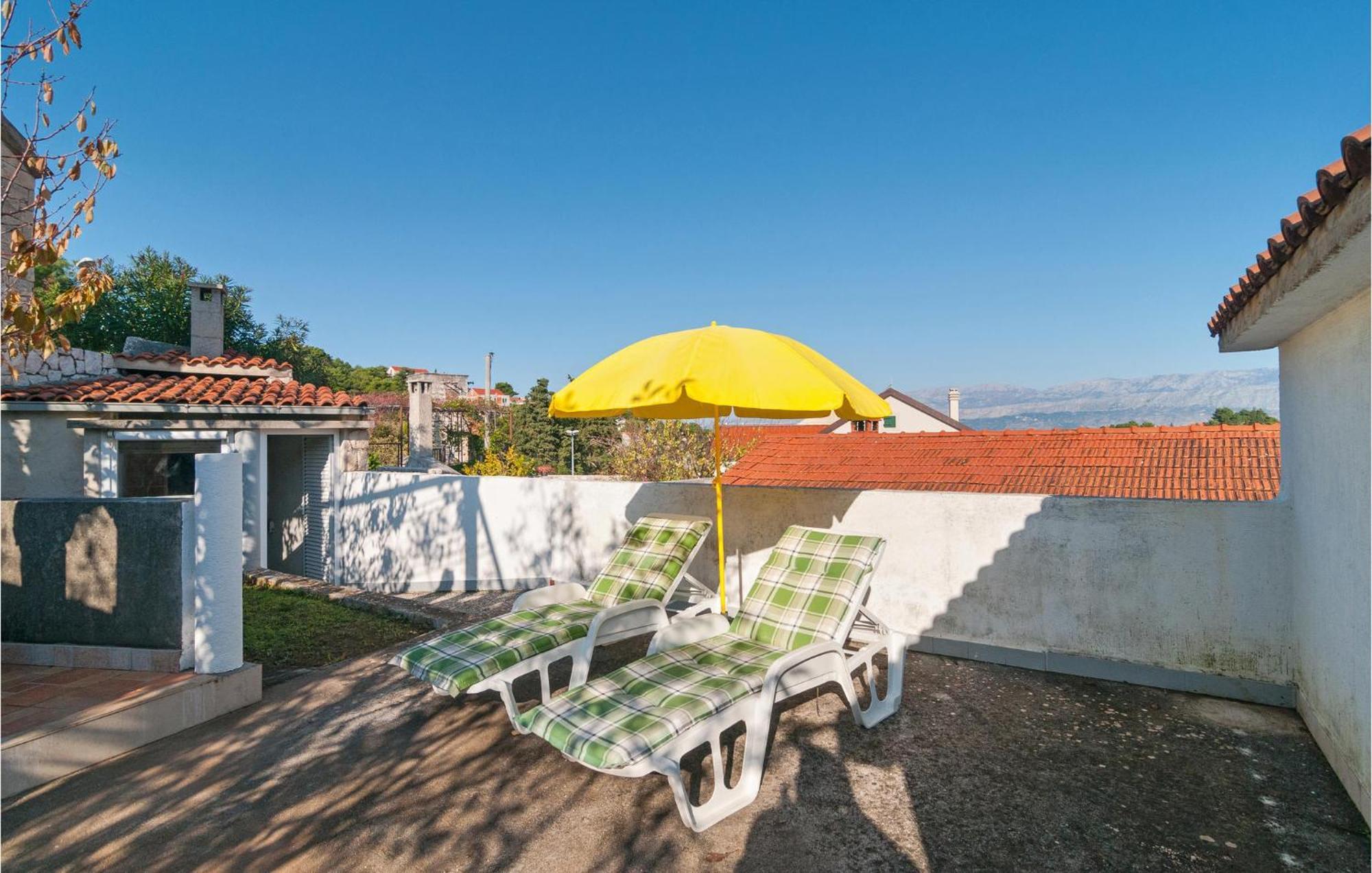 1 Bedroom Cozy Apartment In Splitska Exterior foto