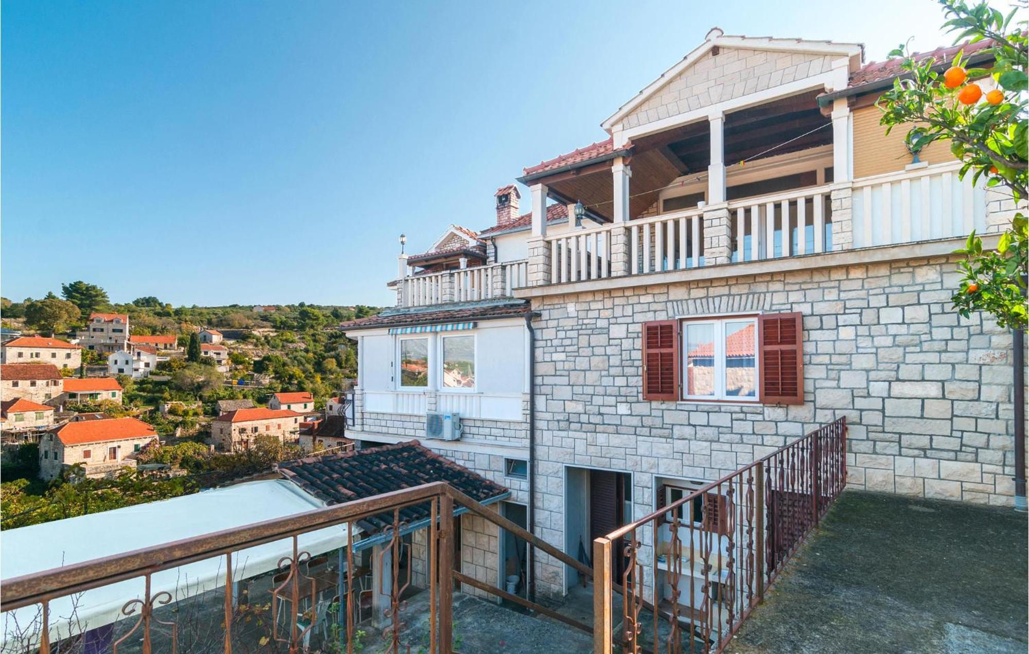 1 Bedroom Cozy Apartment In Splitska Exterior foto