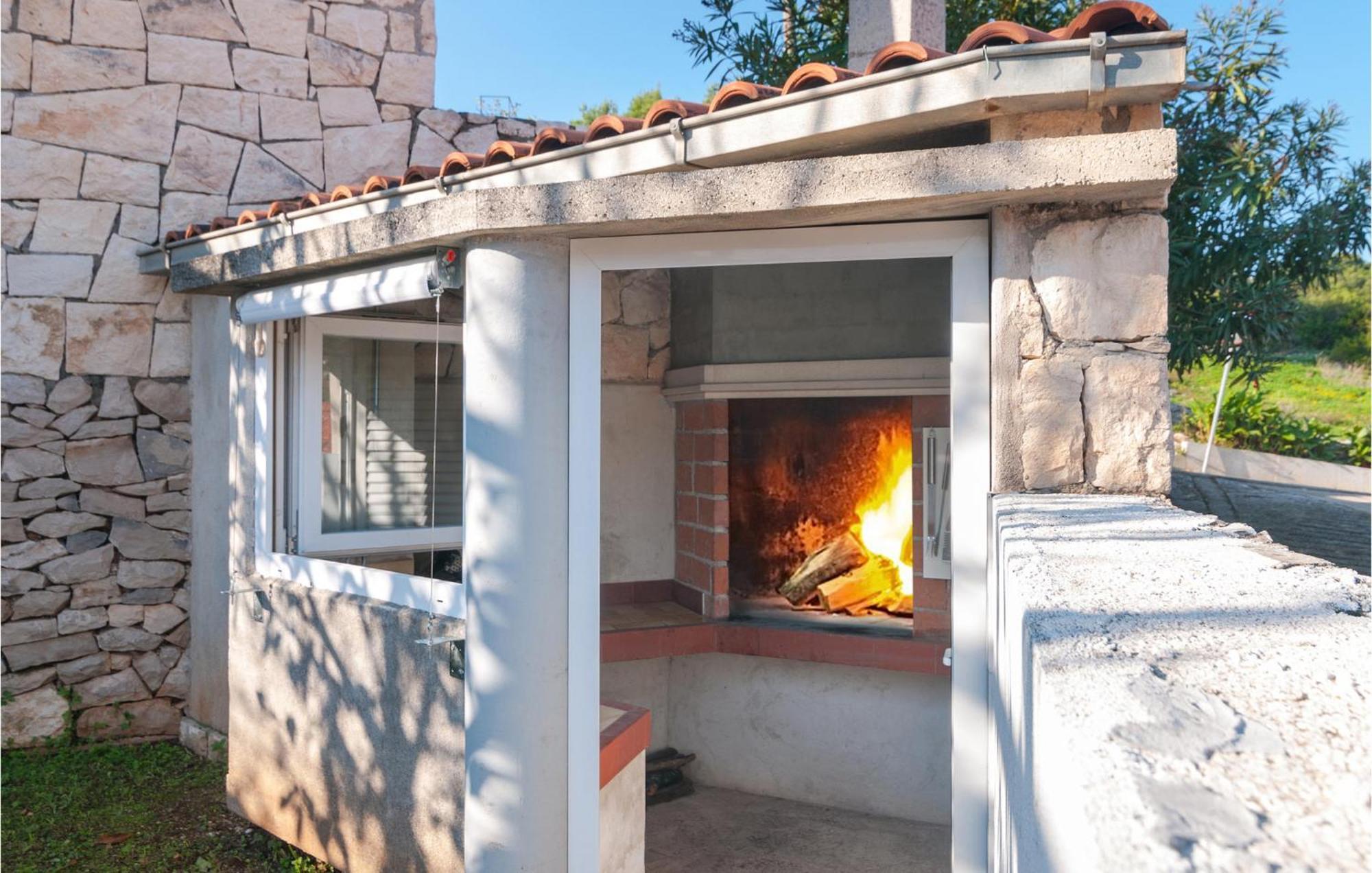 1 Bedroom Cozy Apartment In Splitska Exterior foto