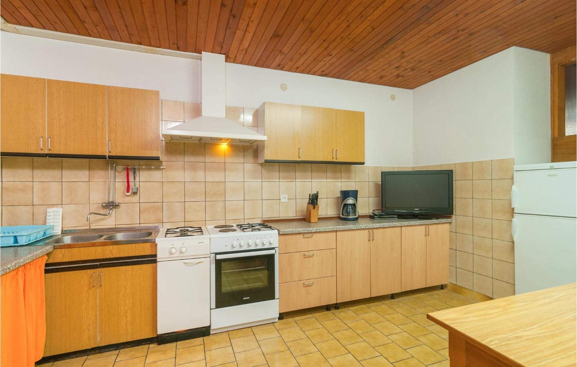 1 Bedroom Cozy Apartment In Splitska Exterior foto